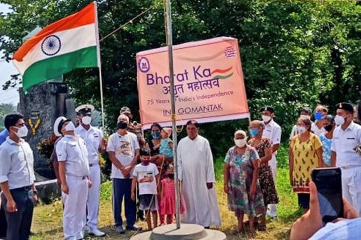 Goa: After confusions,Navy and locals of St Jacinto island jointly unfurl the tricolour and sing national anthem